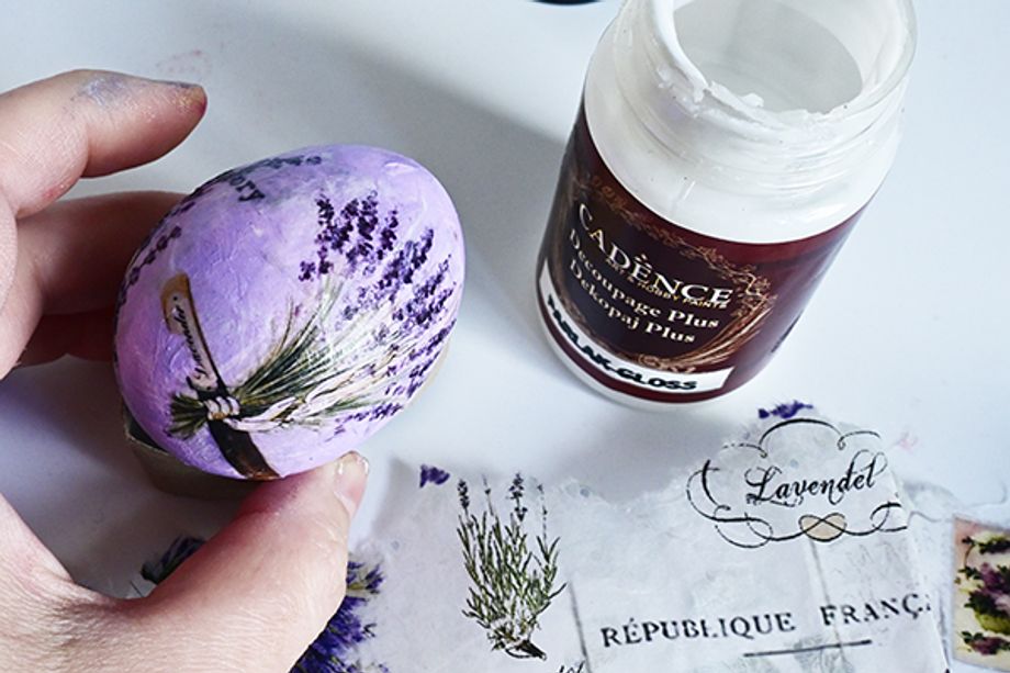 Jak nazdobit vejce r&yacute;žov&yacute;m pap&iacute;rem