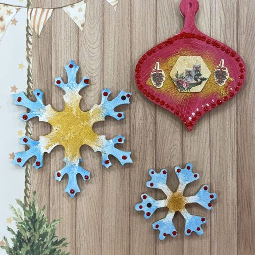 Dřevěný výřez k dekoraci Gomille, závěsný, 5,5x6,3 cm - Vločka