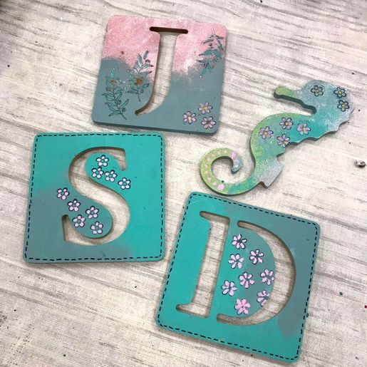 Dřevěný výřez k dekoraci Gomille, 10 cm - Scrabble abeceda - VYBERTE PÍSMENO