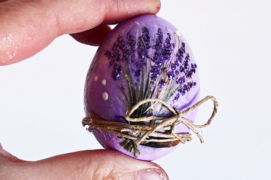 Jak nazdobit vejce r&yacute;žov&yacute;m pap&iacute;rem