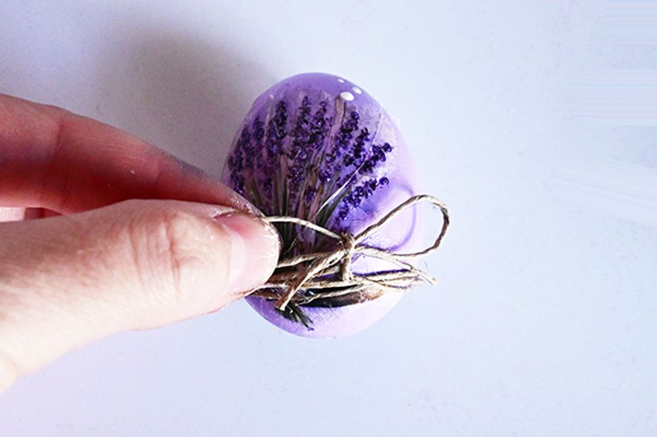 Jak nazdobit vejce r&yacute;žov&yacute;m pap&iacute;rem