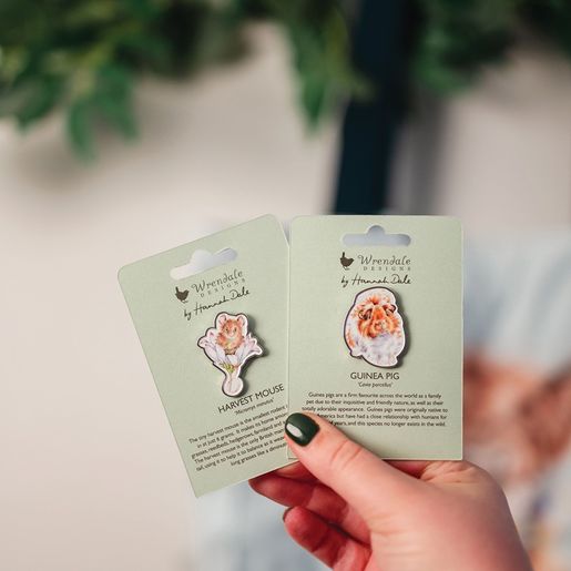 Kovová brož Wrendale Designs "Flowers" - Žirafa