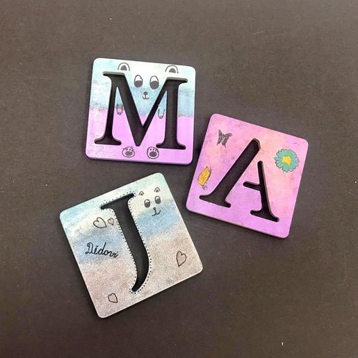 Dřevěný výřez k dekoraci Gomille, 10 cm - Scrabble abeceda - VYBERTE PÍSMENO