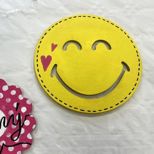 Dřevěný výřez k dekoraci Gomille, 14x14 cm - Usměvavý smajlík
