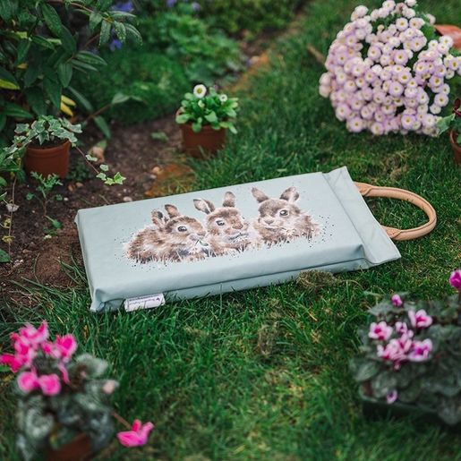 Zahradní podložka pod kolena Wrendale Designs "Chirpy Chaps" - Vrabci a králíci