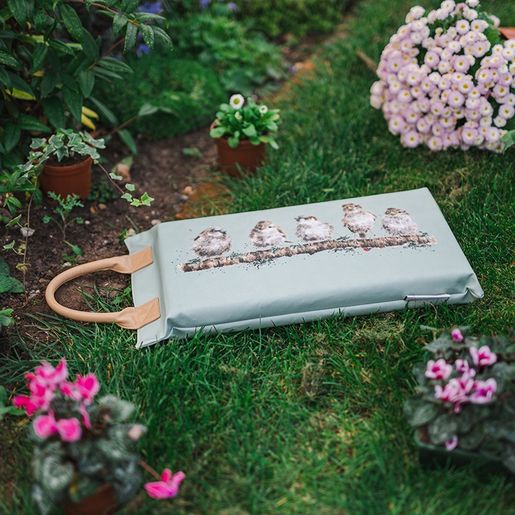 Zahradní podložka pod kolena Wrendale Designs "Chirpy Chaps" - Vrabci a králíci